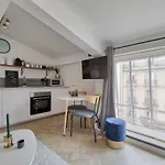 Appartement Rénové proche Arc Triomphe - 2P